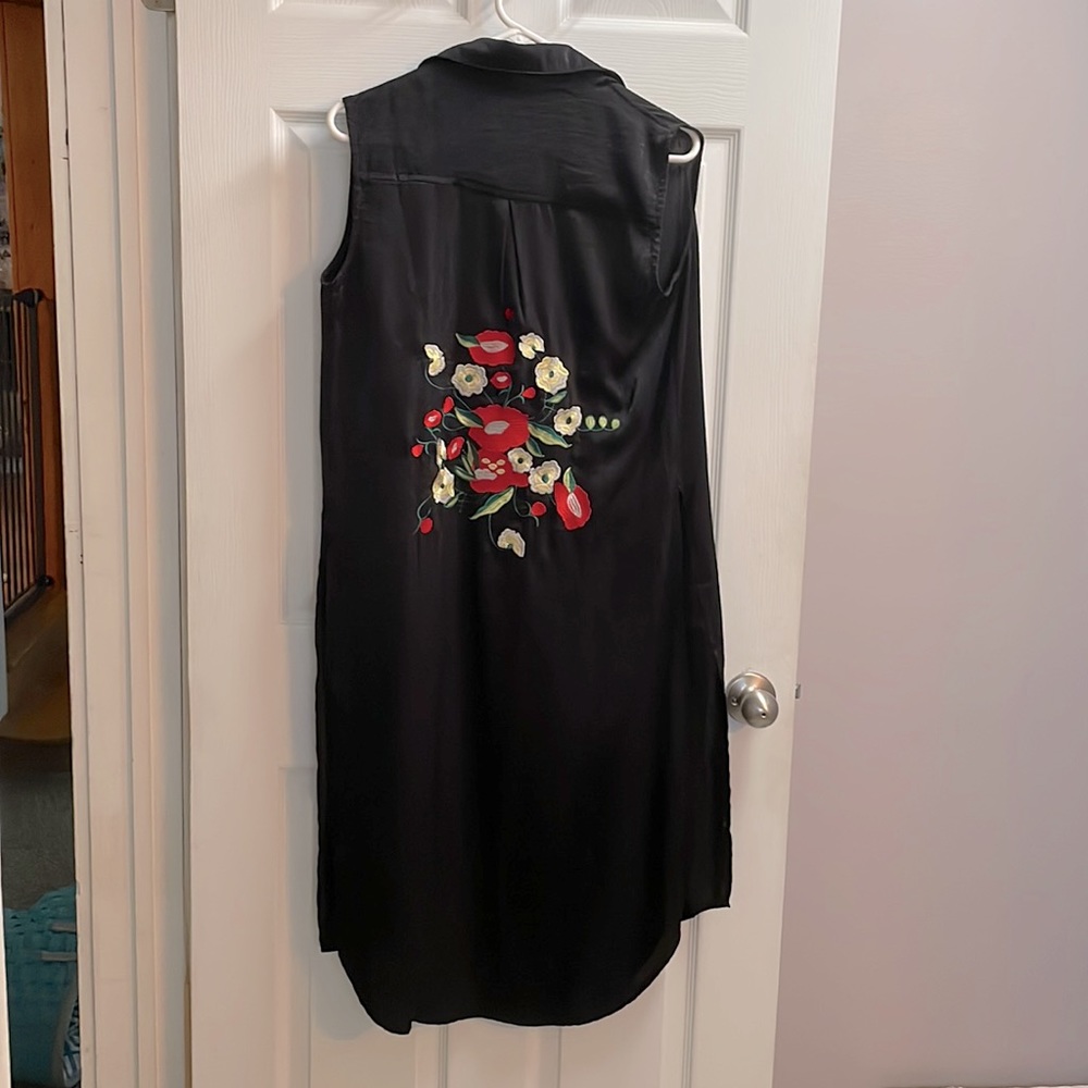 Black sleeveless embroidered tunic with slits
